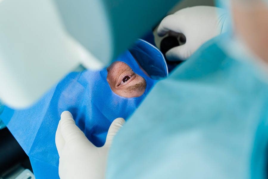 operation hypermetropie quel age thomas adam chirurgien ophtalmologue specialiste chirurgie refractive keratocone la reunion