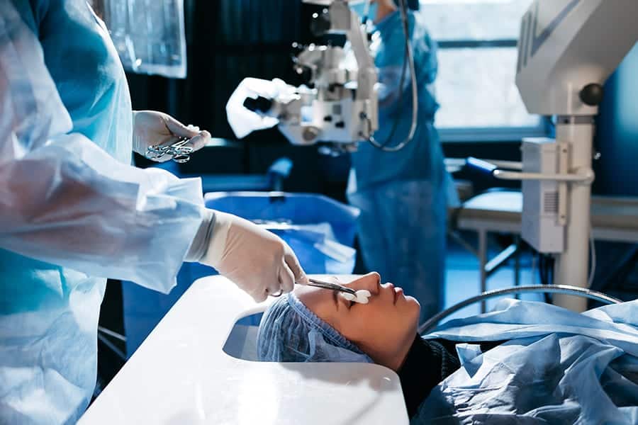 operation presbytie thomas adam chirurgien ophtalmologue specialiste chirurgie refractive keratocone la reunion