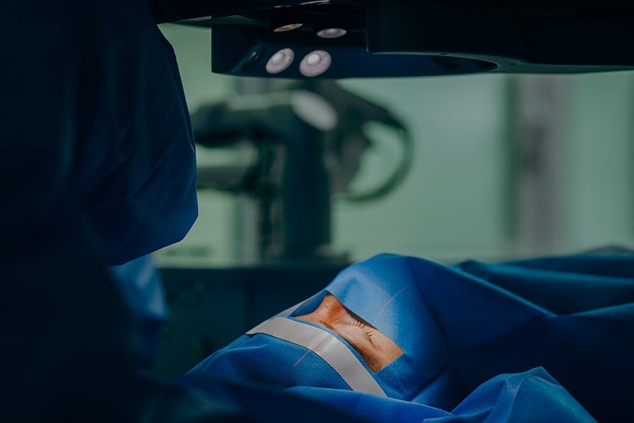 presbylasik avis thomas adam chirurgien ophtalmologue specialiste chirurgie refractive keratocone la reunion