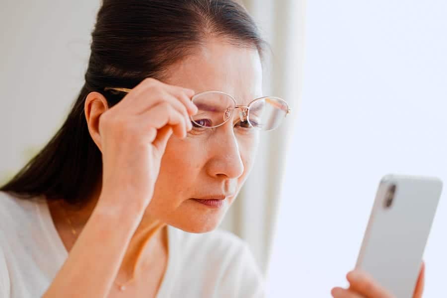 presbytie def thomas adam chirurgien ophtalmologue specialiste chirurgie refractive keratocone la reunion