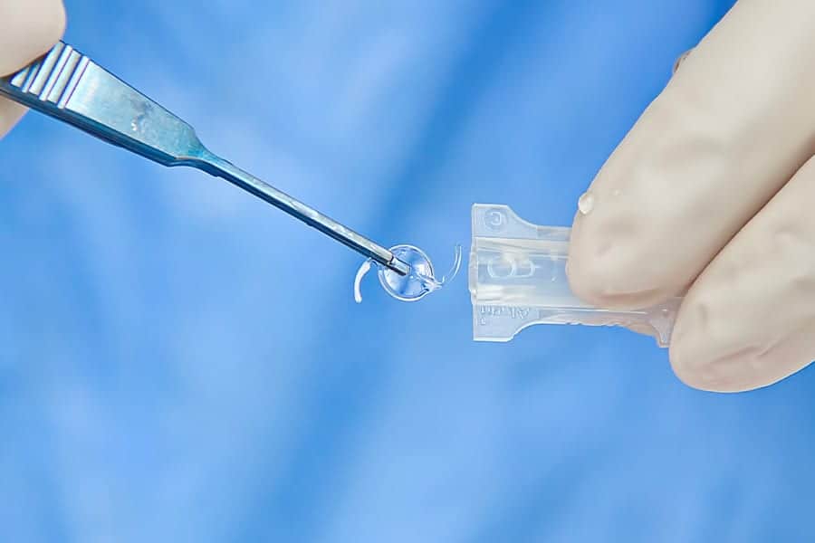 implants intraoculaires dr thomas adam chirurgien ophtalmologue specialiste chirurgie refractive keratocone la reunion