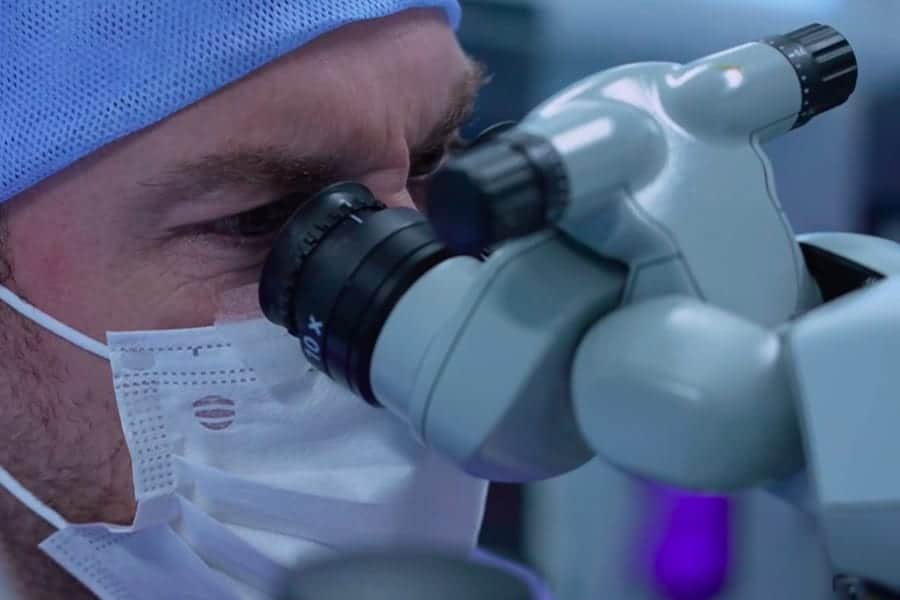 a propos dr thomas adam chirurgien ophtalmologue specialiste chirurgie refractive keratocone la reunion