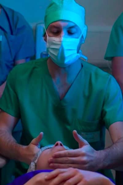 operation dr thomas adam chirurgien ophtalmologue specialiste chirurgie refractive keratocone la reunion